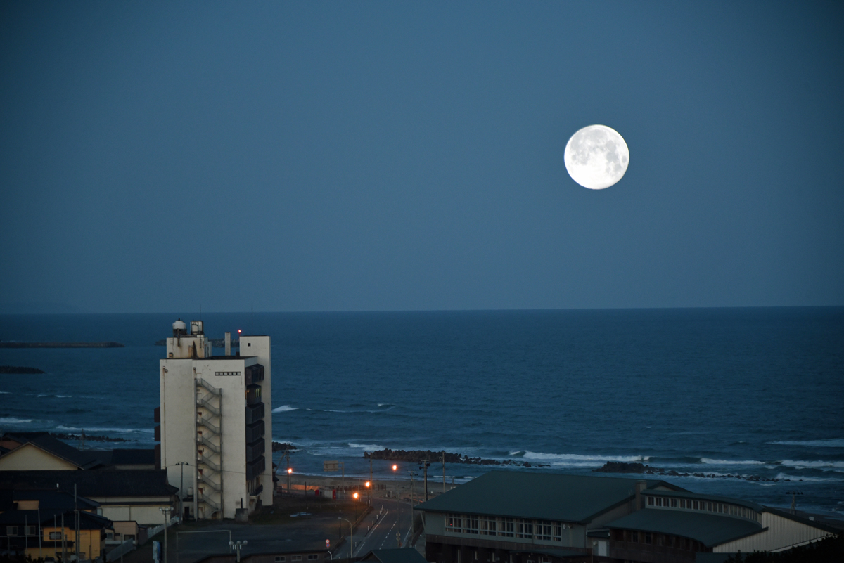 日本海の月